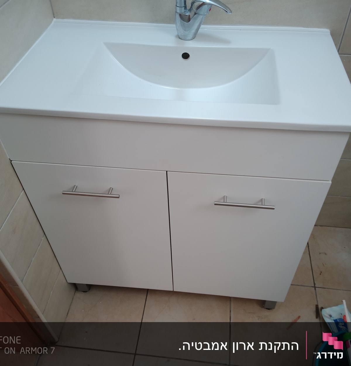 ארון אמבטיה לבן עם כיור וברז